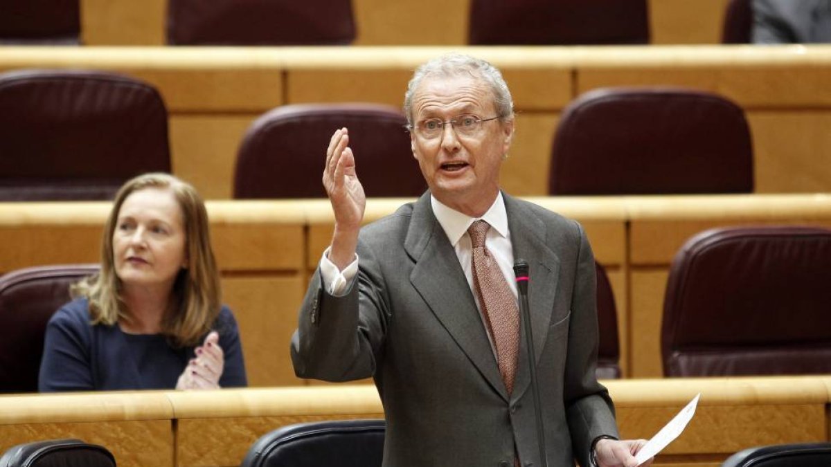 El ministro de Defensa, Pedro Morenés, responde a la pregunta de la senadora del Grupo Socialista, Raquel Miriam-Ical