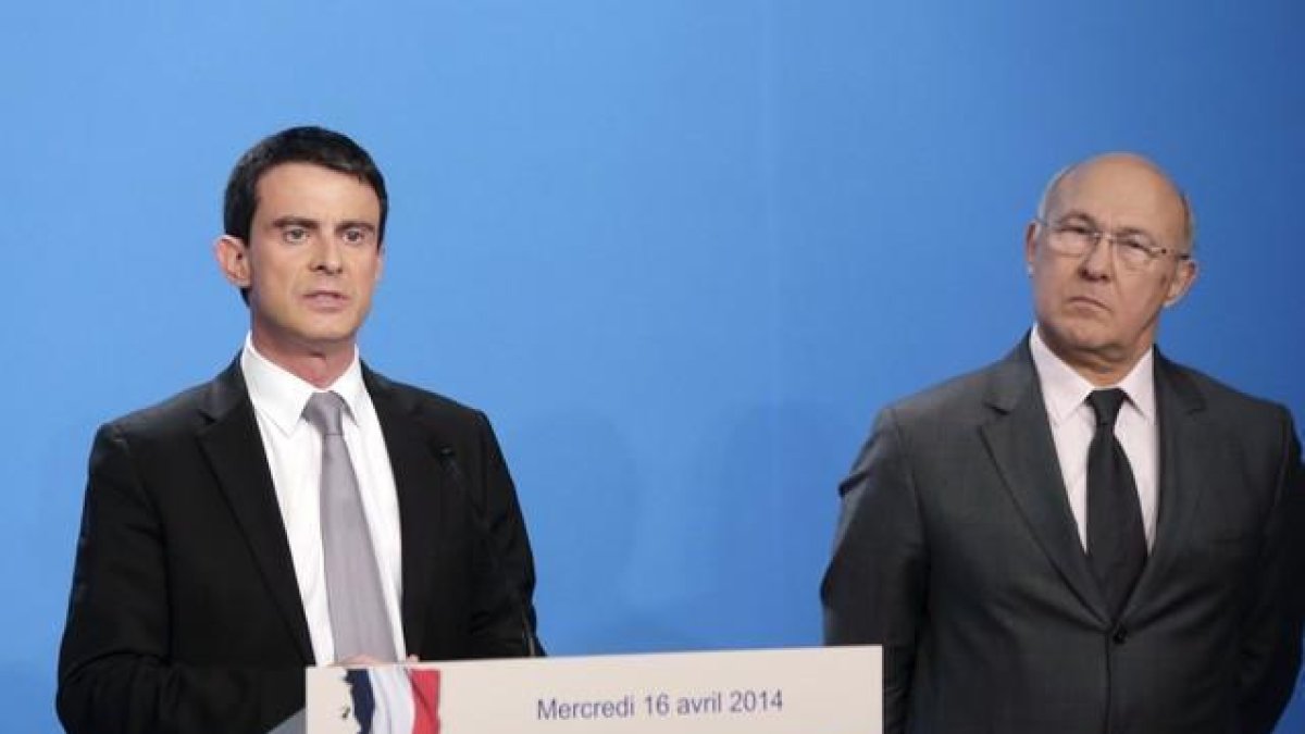 El primer ministro Manuel Valls, junto al ministro de Finanzas, Michel Sapin (derecha), en el Elíseo.-AFP / PHILIPPE WOJAZER