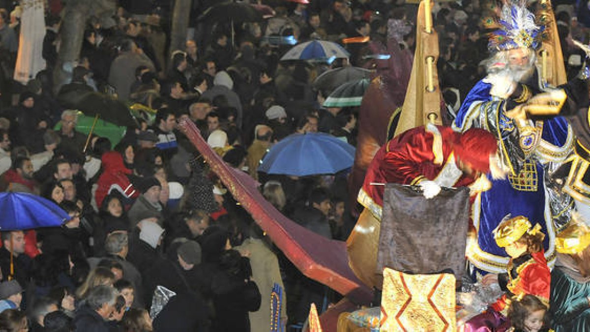 Los Reyes Magos durante la cabalgata celebrada ayer en Soria. / VALENTÍN GUISANDE-