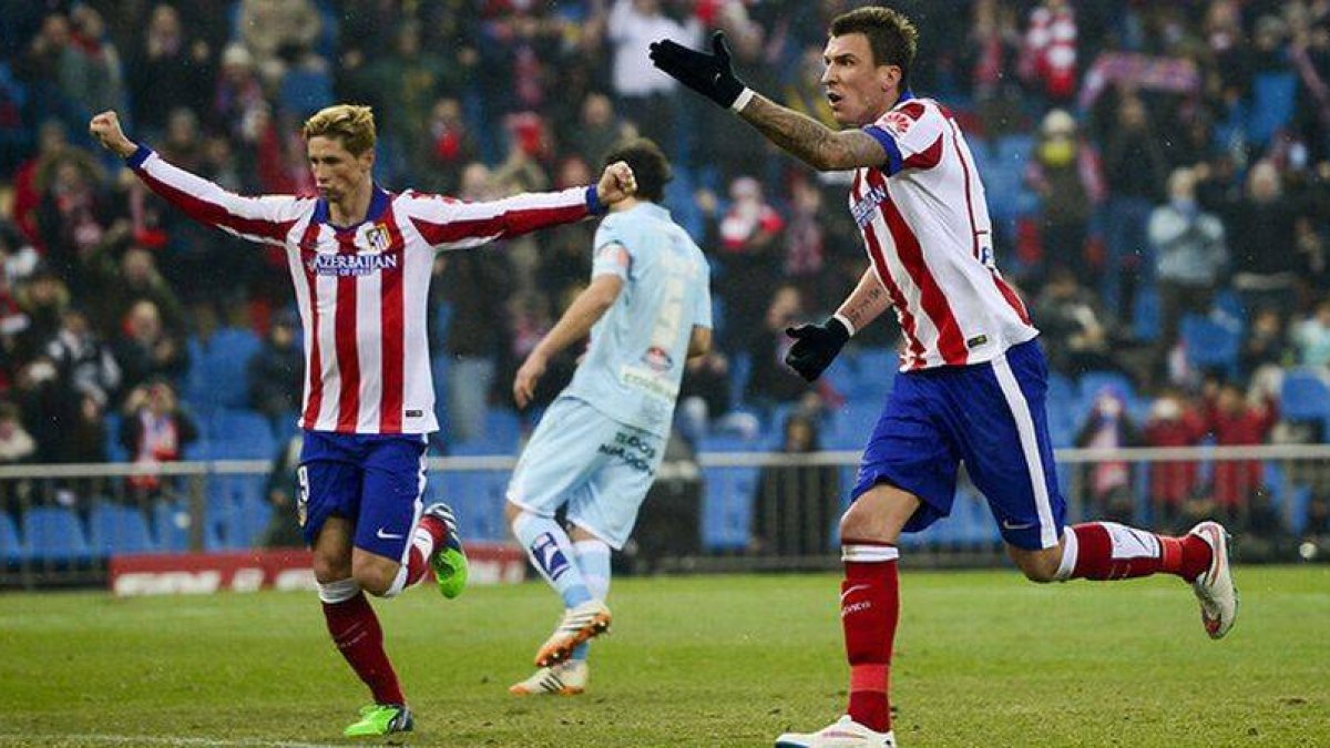 Mandzukic y Torres (detrás) celebran el gol del croata ante el Granada en el Calderón.-Foto: AFP / DANI POZO