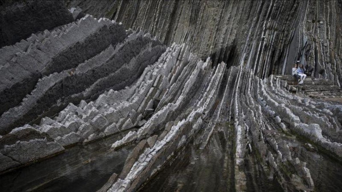 Vista del 'flysch' de la playa de la localidad guipuzcoana de Zumaia, donde ya ha desembarcado el equipo técnico de 'Juego de tronos'.-JAVIER ETXEZARRETA / EFE