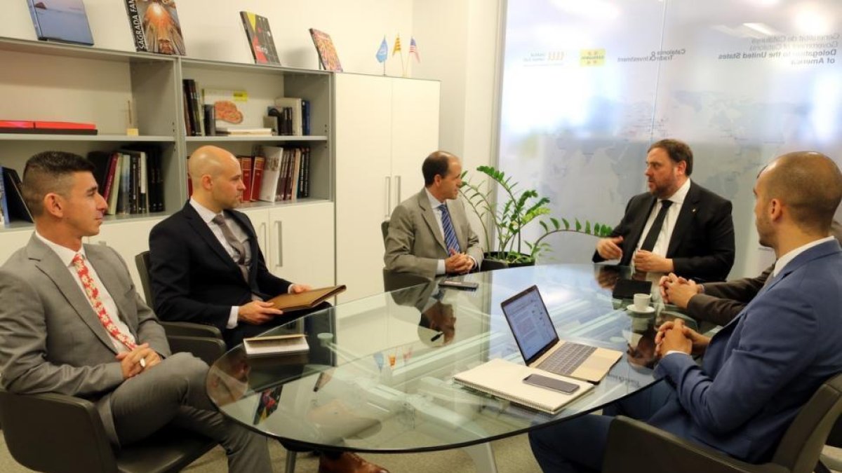 El vicepresidente del Govern, Oriol Junqueras, con el responsable de relaciones institucionales de Rbnb, Chris Lehane.-