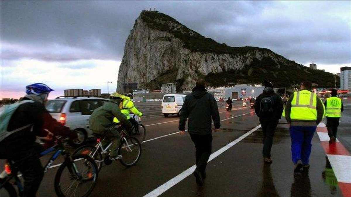 Paso fronterizo de Gibraltar.-EFE / A. CARRASCO RAGEL