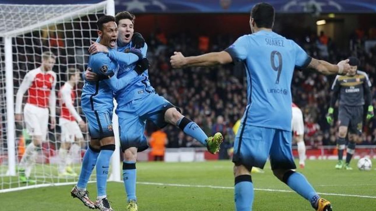 Messi ,Neymar y Suárez festejan el gol del argentino al Arsenal tras un sensacional contragolpe.-AP / FRANK AUGSTEIN
