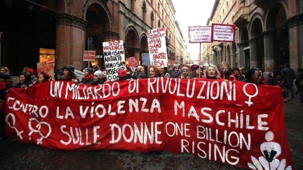 Manifestación feminista en Bolonia (Italia) contra la violencia machista.-EFE / GIORGIO BENVENUTI