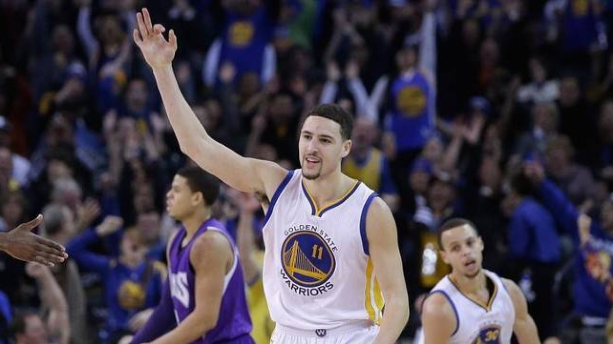 Klay Thompson celebra uno de sus triples ante los Kings.-Foto: AFP / EZRA SHAW