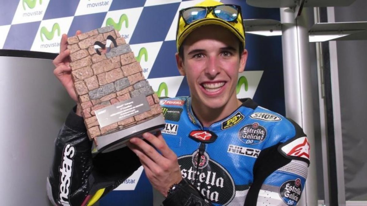 Àlex Márquez posa, feliz, con el trofeo al segundo del GP de Aragón de Moto2.-EMILIO PÉREZ DE ROZAS