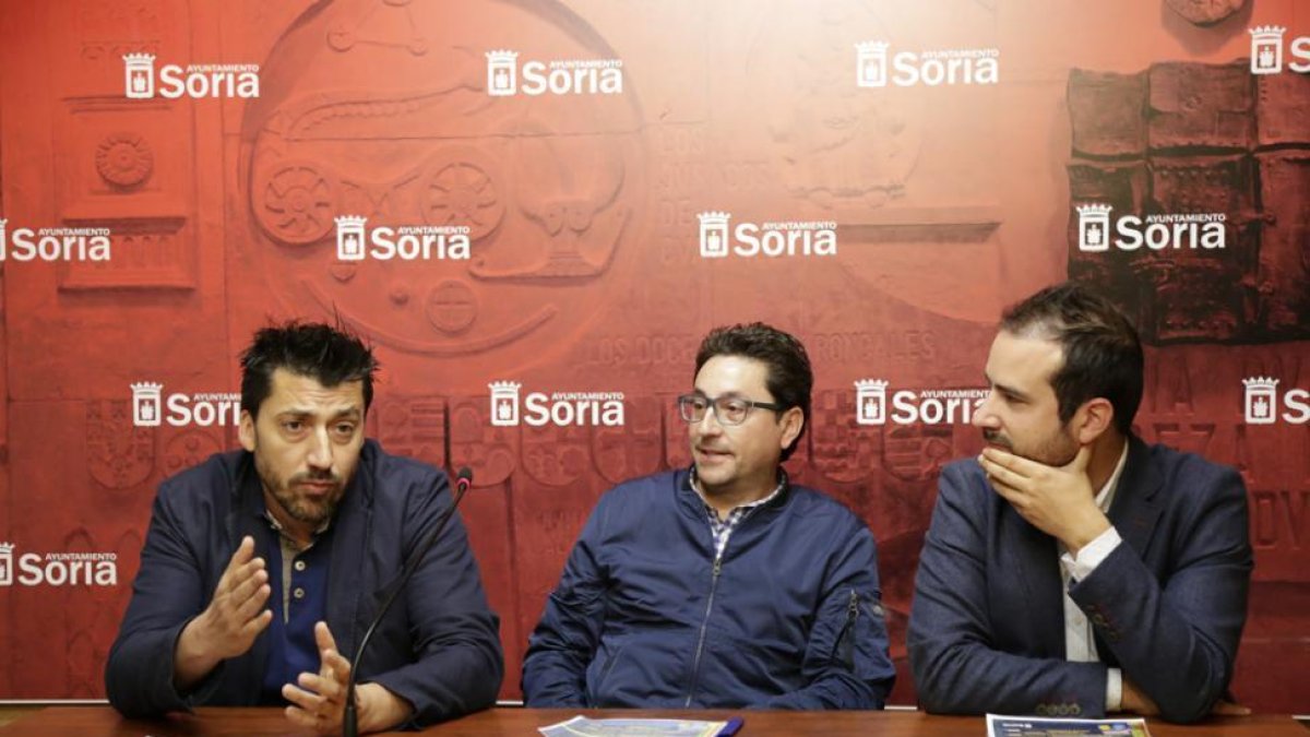 Alfonso Flores, Paco Alonso y Ángel Hernández, ayer en el Ayuntamiento durante la presentación del campus.-VANESSA AJENJO