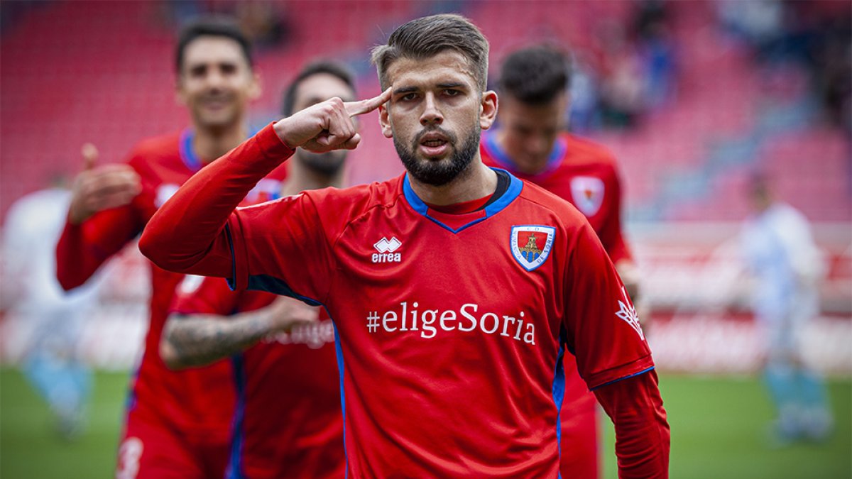 Andrés García marcó un auténtico golazo para cerrar el partido ante Compostela. MARIO TEJEDOR