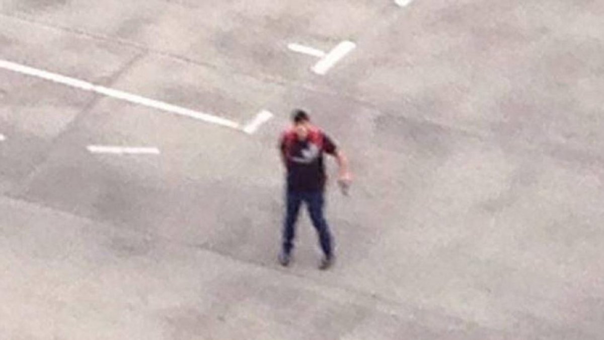 David S., el autor de la masacre de Múnich, sobre el tejado del centro comercial.-