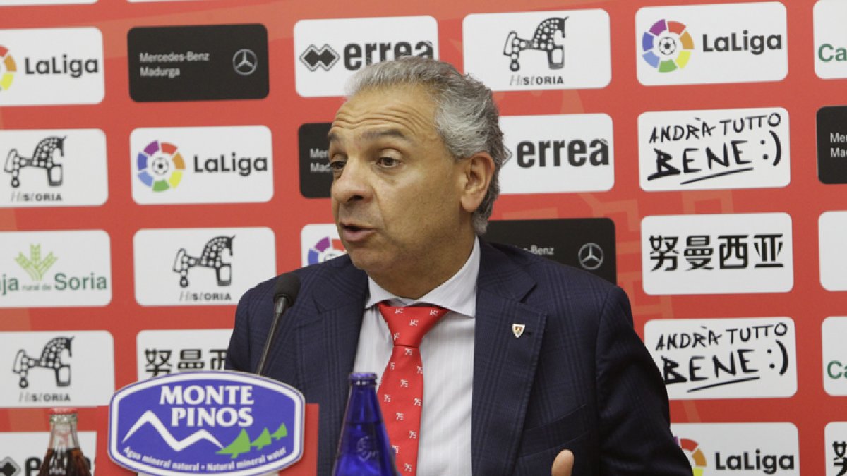 Moisés Israel, presidente del Numancia, ayer en la sala de prensa de Los Pajaritos. Luis Ángel Tejedor.