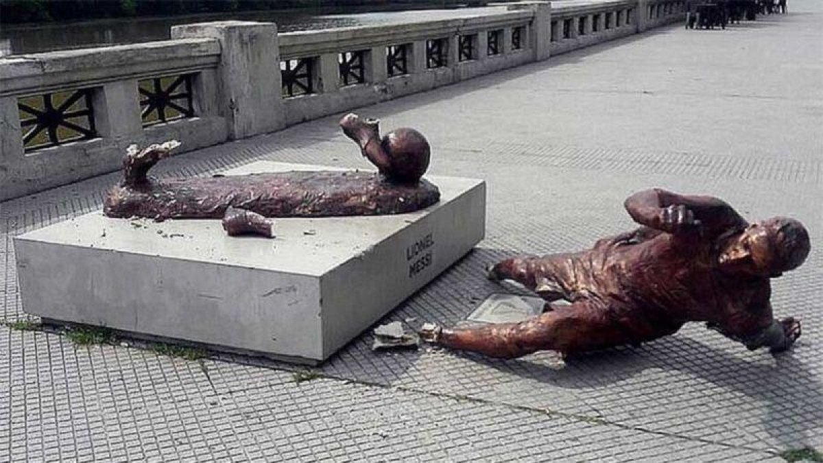 La estatua de Messi, con las piernas cortadas y derribada, en Buenos Aires.-EL PERIÓDICO