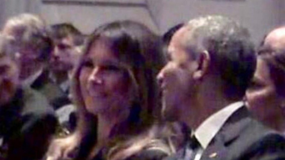 Momento en que Melania Trump sonríe tras intercambiar impresiones con Barack Obama durante el funeral de Barbara Bush.-EL PERIÓDICO