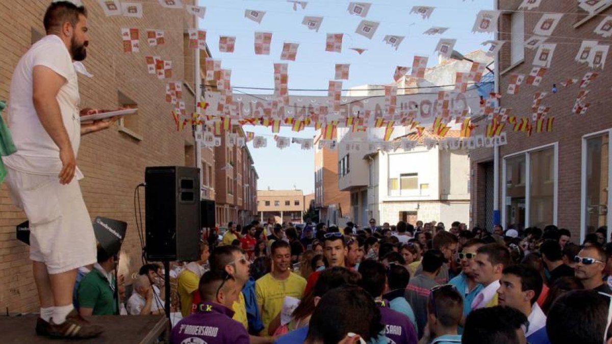 Ayer se registró un gran ambiente en las doce cuadrillas de San Juan durante los Agés.-DIEGO MAYOR