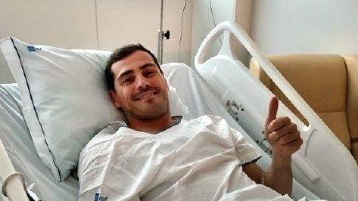 Iker Casillas en el hospital de Oporto en el que se recupera del infarto que sufrió.-TWITTER IKER CASILLAS