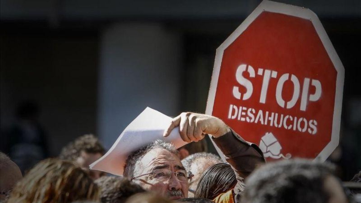 Manifestación de la Plataforma de Afectados por la Hipoteca (PAH) en Valencia después del fallo del Tribunal de la UE sobre los desahucios, en el 2013.-MIGUEL LORENZO