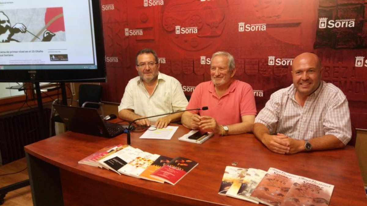 Ángel Almazán, Jesús Bárez y José Manuel Aceña junto a una pantalla con el blog y programas antiguos.-TOÑO CARRILLO