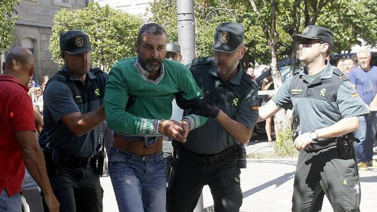 El hombre que acabó con la vida de sus dos hijas menores de edad en Moraña ha sido trasladado por la Guardia Civil hasta los juzgados de Caldas de Reis, también en Pontevedra, donde pasará a disposición del juez.-Foto: EFE