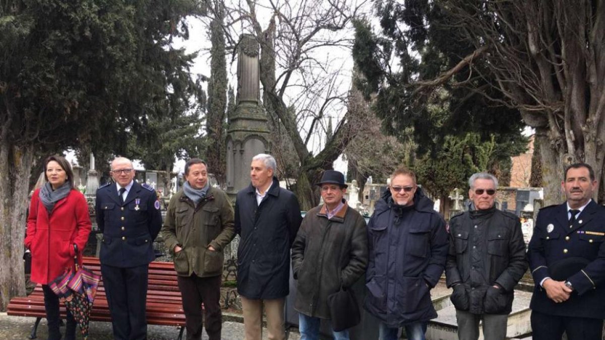 Homenaje a los bomberos fallecidos, ayer en el monolito del cementerio.-HDS