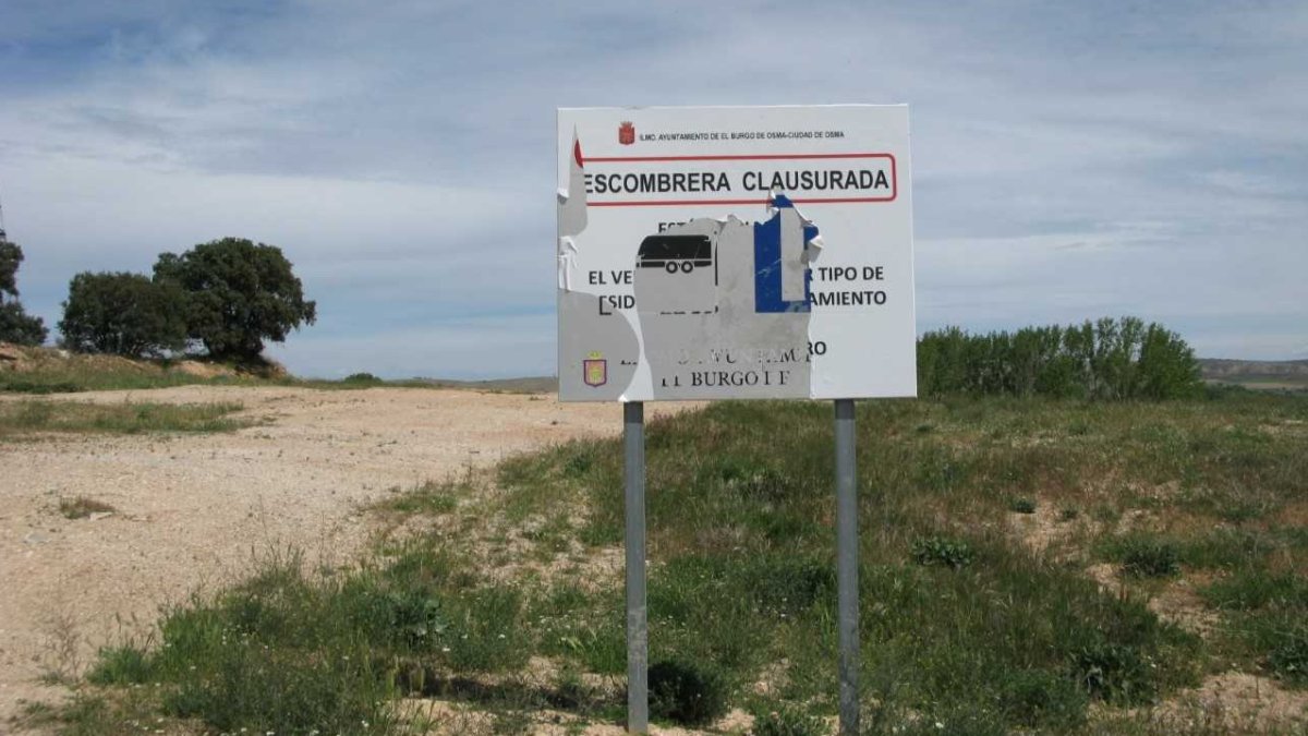 Cartel indicativo con una escombreras clausurada en una imagen de archivo.-HDS