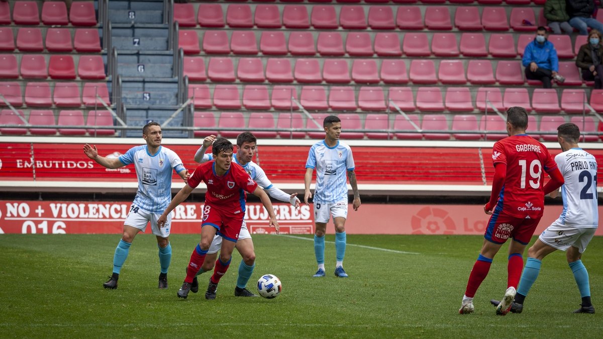 La última victoria rojilla a domicilio fue en el campo del Compostela, en la imagen el partido ante los gallegos pero el celebrado en Los Pajaritos. HDS