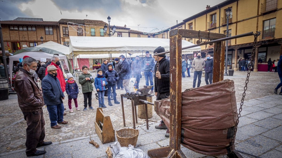 Feria de artesanía de Berlanga, con la demostración de un forjador de hierro.-MARIO TEJEDOR