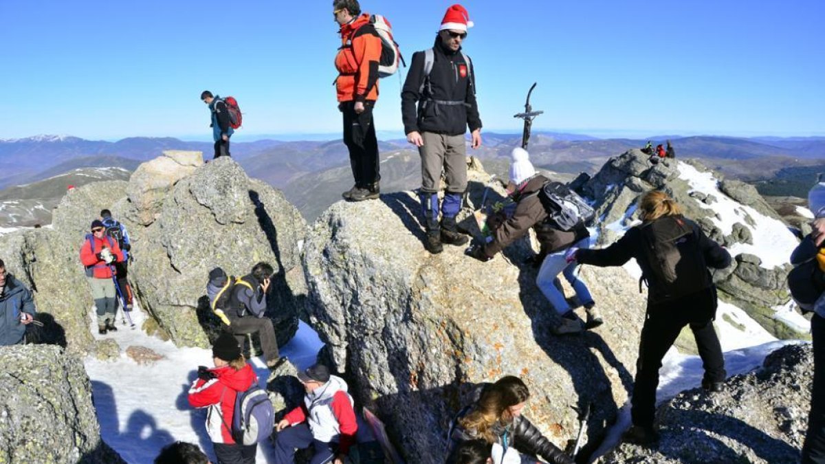 Montañeros en la cima colocando el Belén-A. M.