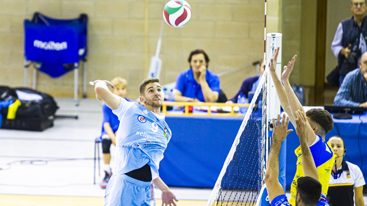 Villalba remata ante Guaguas en el partido jugado en Soria. MARIO TEJEDOR