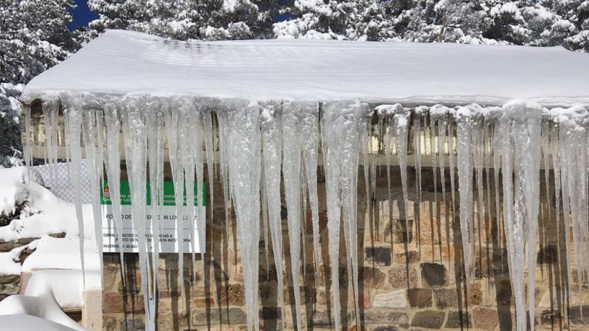 Espectaculares carámbanos en el depósito de agua de Santa Inés.-HDS