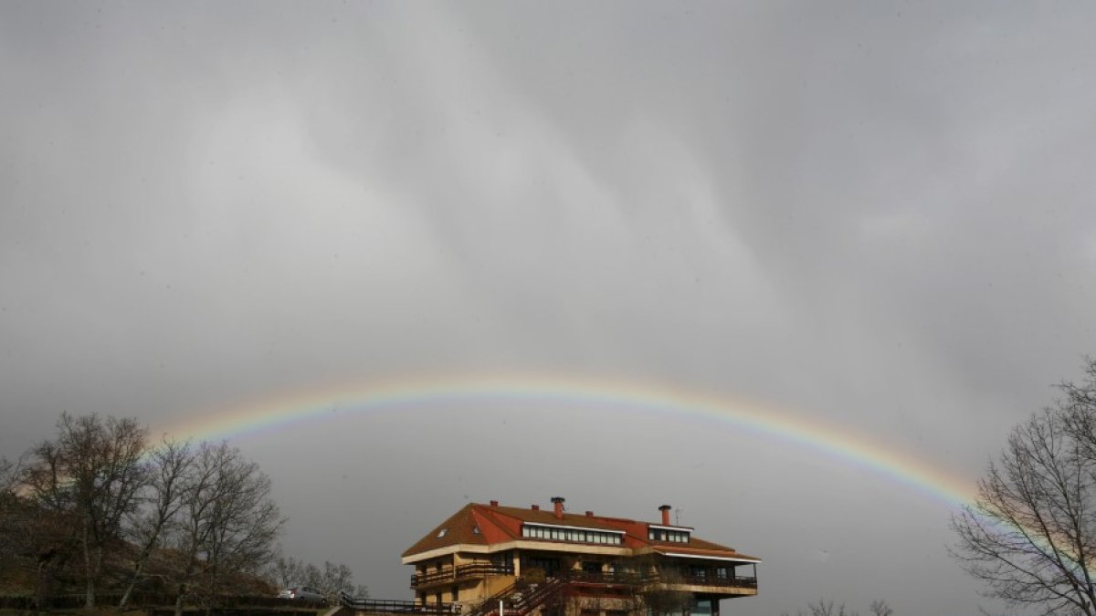 Arcoiris sobre el hotel de Valonsadero en una imagen de archivo. HDS