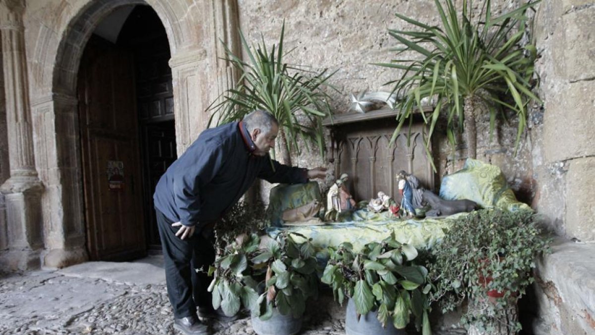 Alfonso García, párroco de los pueblos de la Rinconada que ha montado los belenes-L.A.T.