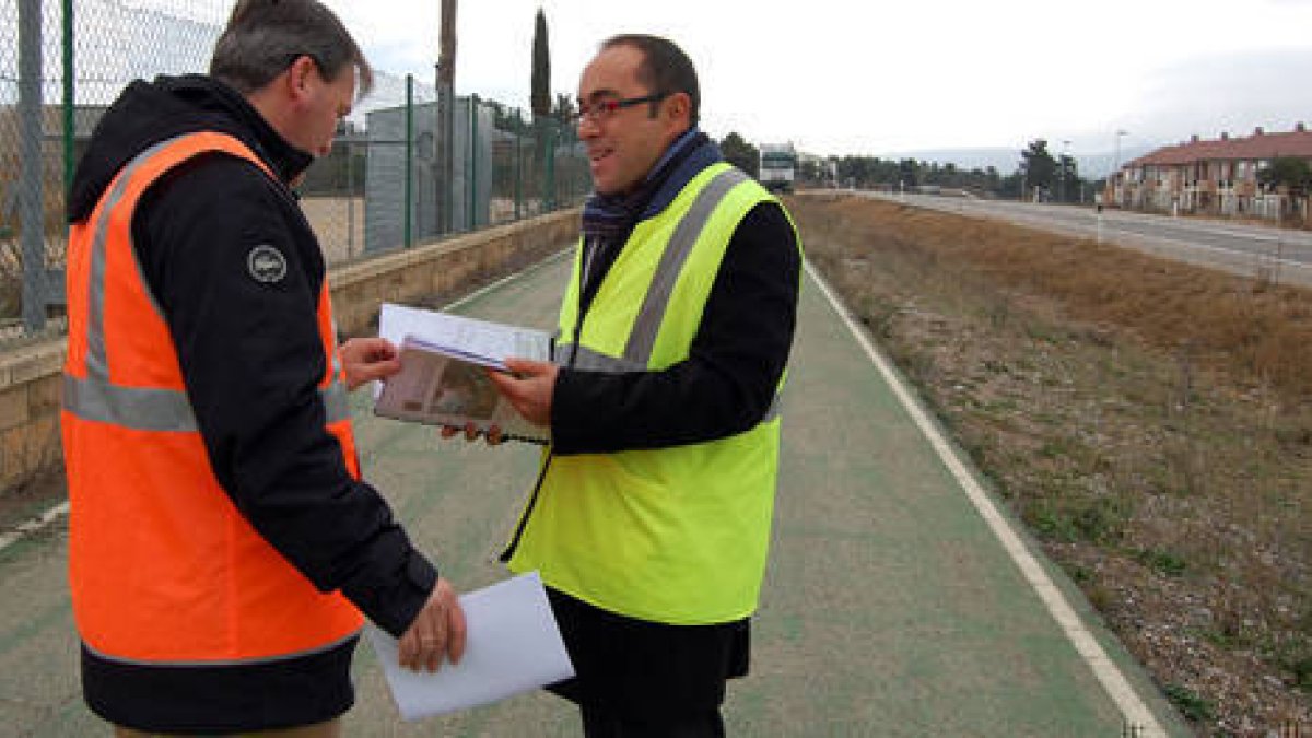 Eduardo Rubio y Luis Rey, en el carril bici anexo a la Ciudad Deportiva del Numancia. / AYUNTAMIENTO DE SORIA-