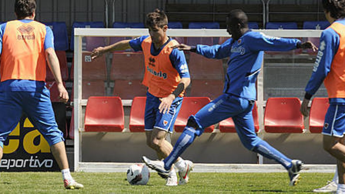 El canterano Edu Gil debutará hoy con la camiseta del Numancia. / V. Guisande-
