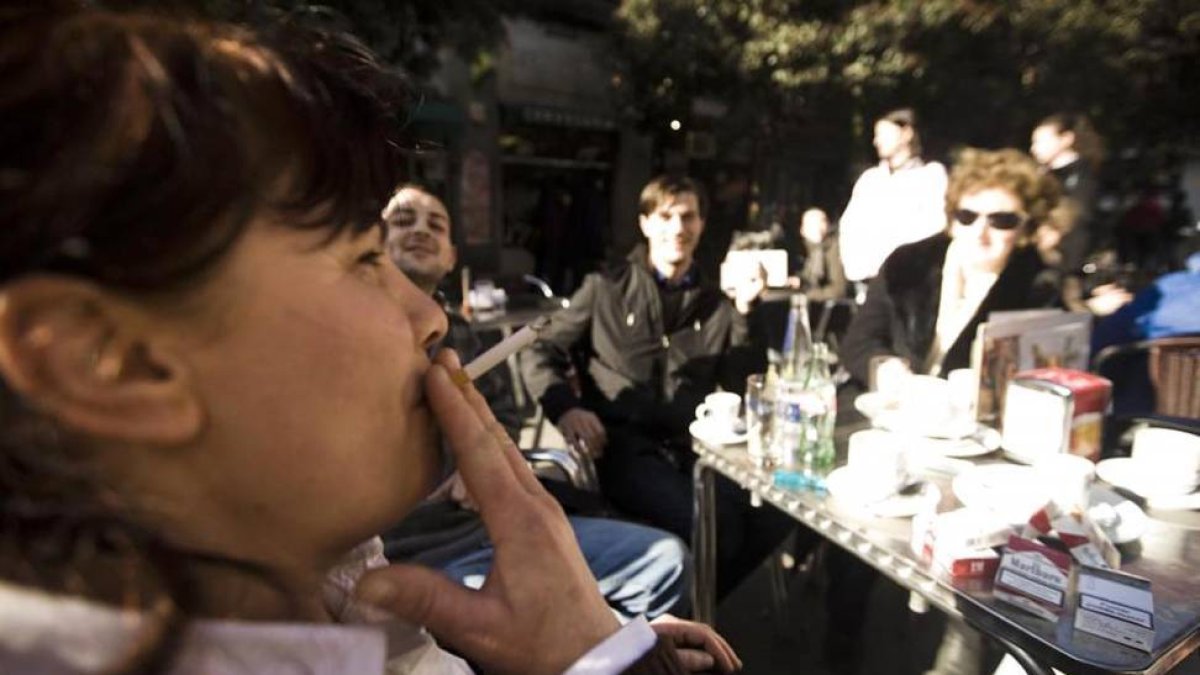 Una joven se enciende un cigarrillo.-VALENTÍN GUISANDE
