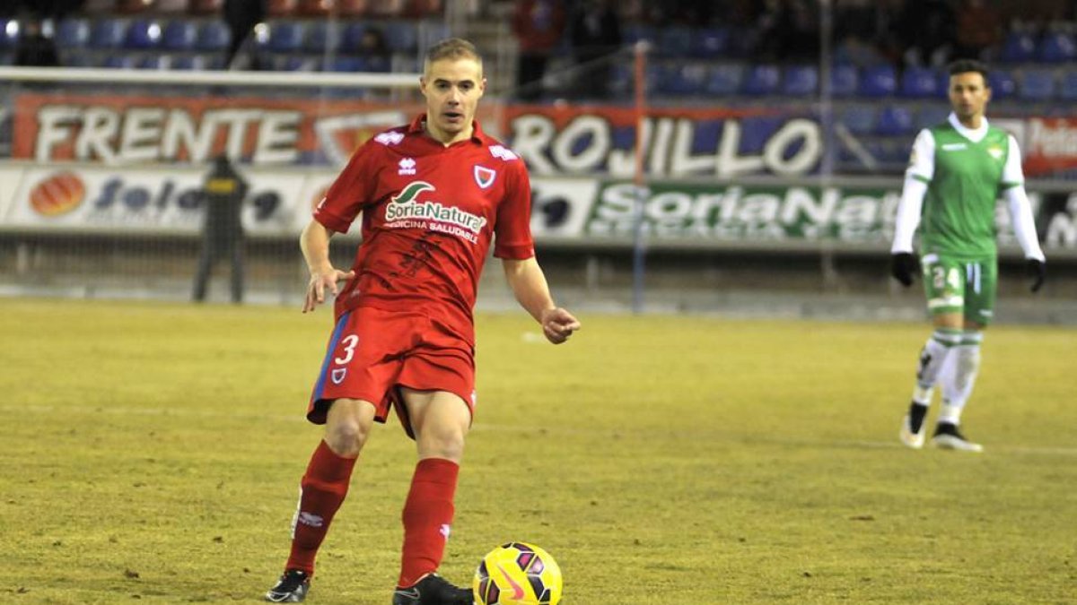 Ripa volverá al lateral izquierdo tras un partido de sanción.-Diego Mayor