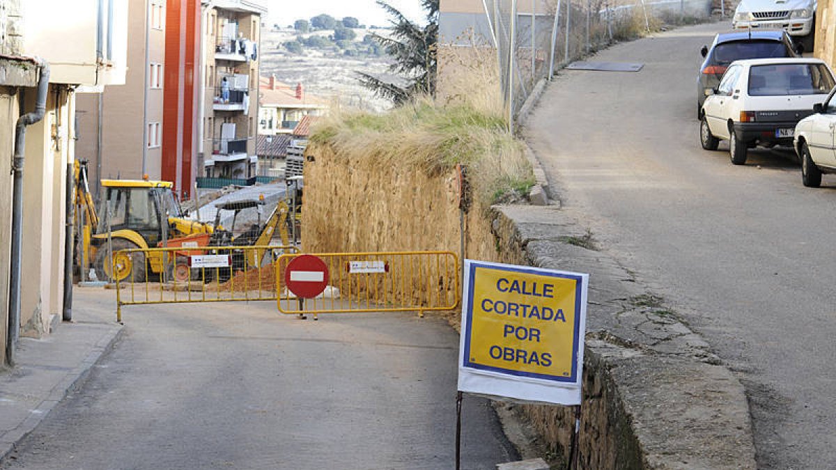 Las obras del entorno de la nueva urbanización provoca «incomodidades» a los vecinos de la calle. / VALENTÍN GUISANDE-