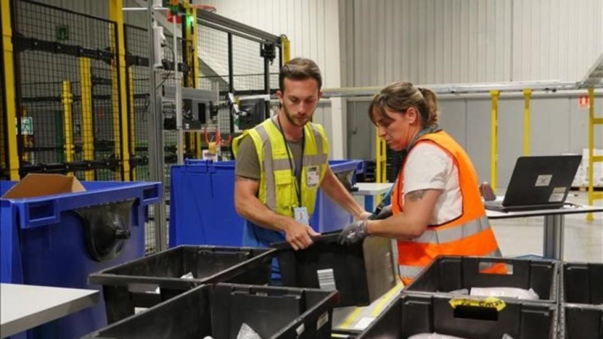 Gestión de paquetes en las instalaciones de Amazon en Castellbisbal.-RICARD FADRIQUE