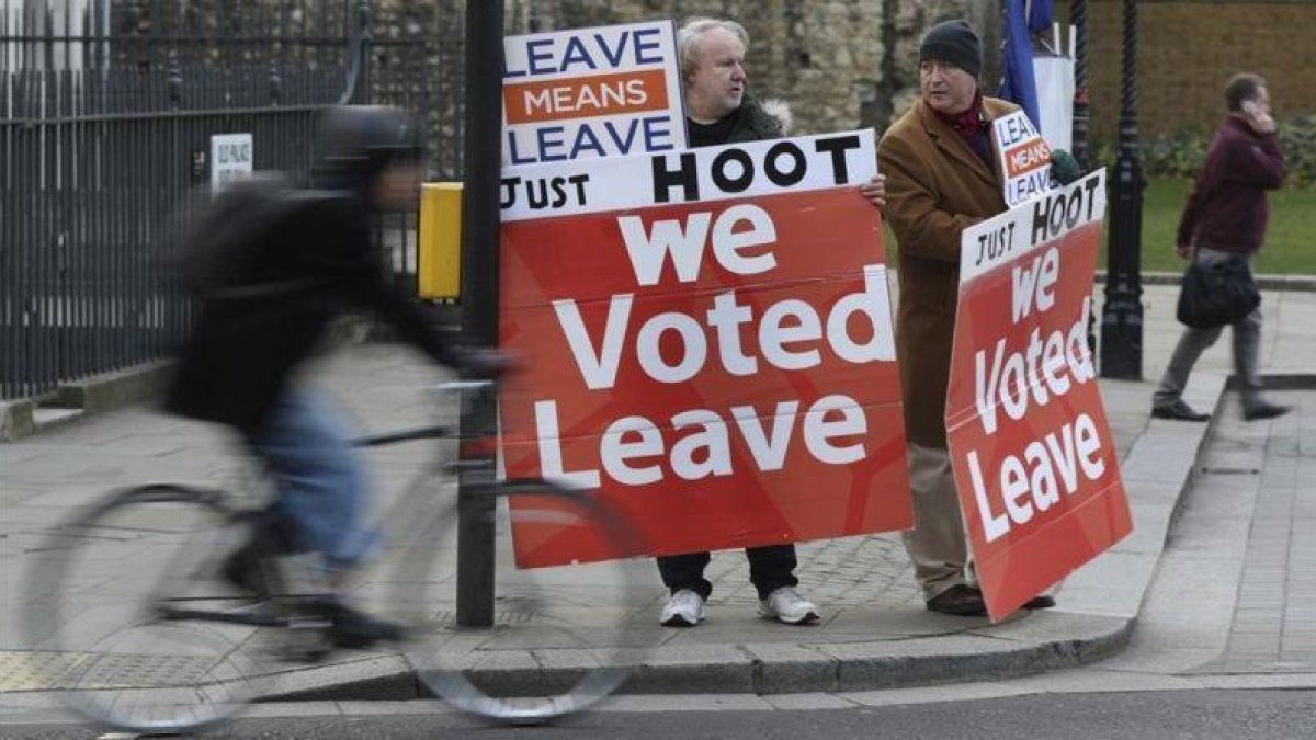 Partidarios del brexit se manifiestan en los aledaños del Parlamento británico, en Londres.-JONATHAN BRADY (AP)