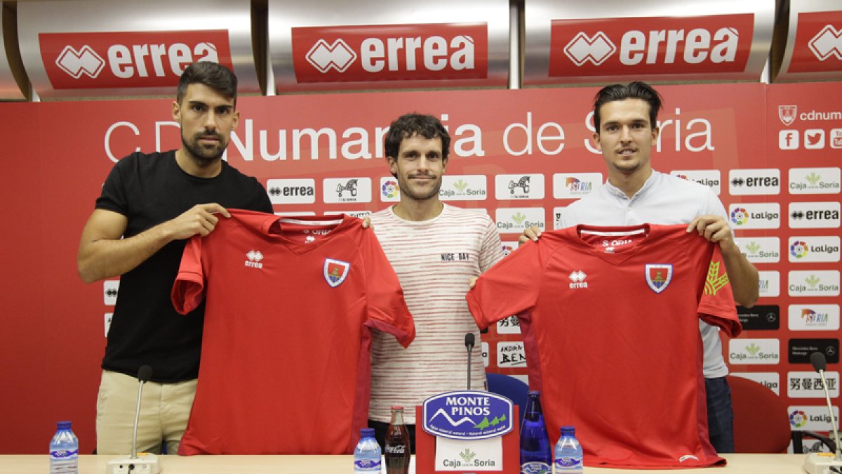 Borja y Cotán en su presentación como rojillos junto a Fernando Alonso. LUIS ÁNGEL TEJEDOR
