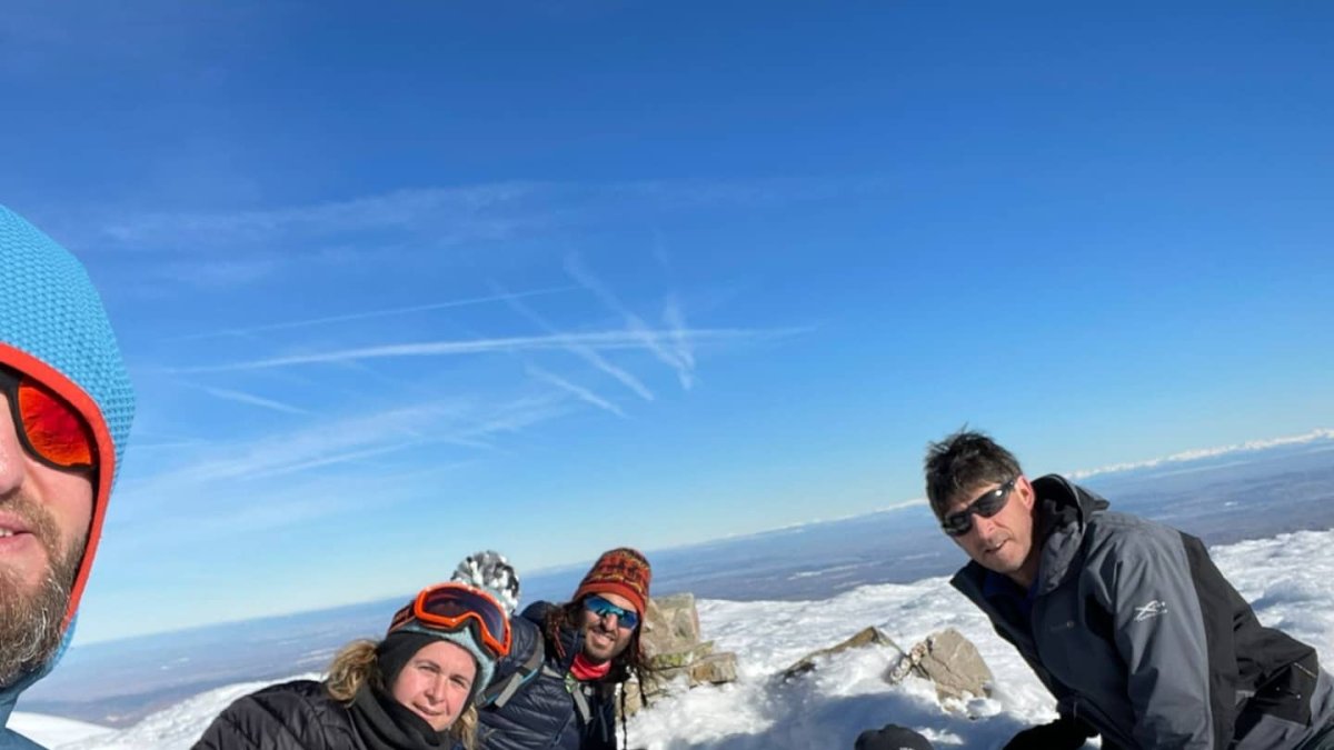 Montañeros de Cima 2000 colocando el Belén en el Moncayo.- CIMA 2000