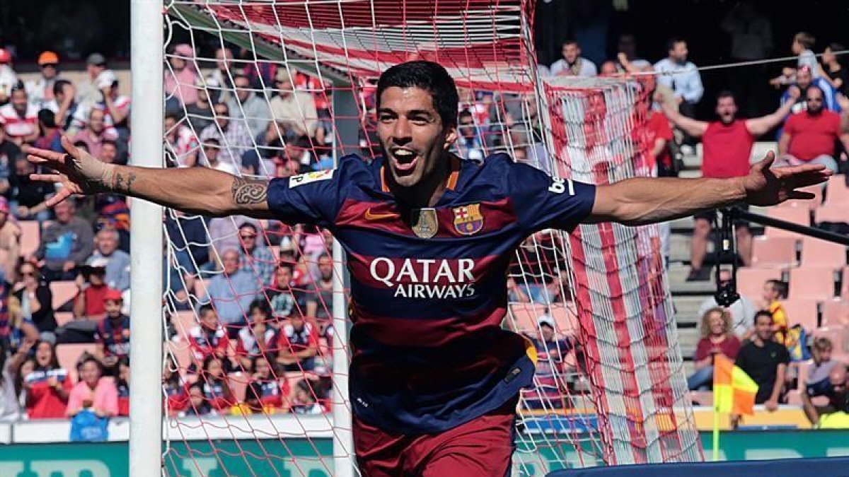 El delantero uruguayo del FC Barcelona Luis Suárez celebra el gol marcado ante el Granada, el segundo del equipo, durante el partido de la 38 y última jornada de la Liga de Primera División que se juega hoy en el estadio Nuevo Los Cármenes de Granada.-EFE