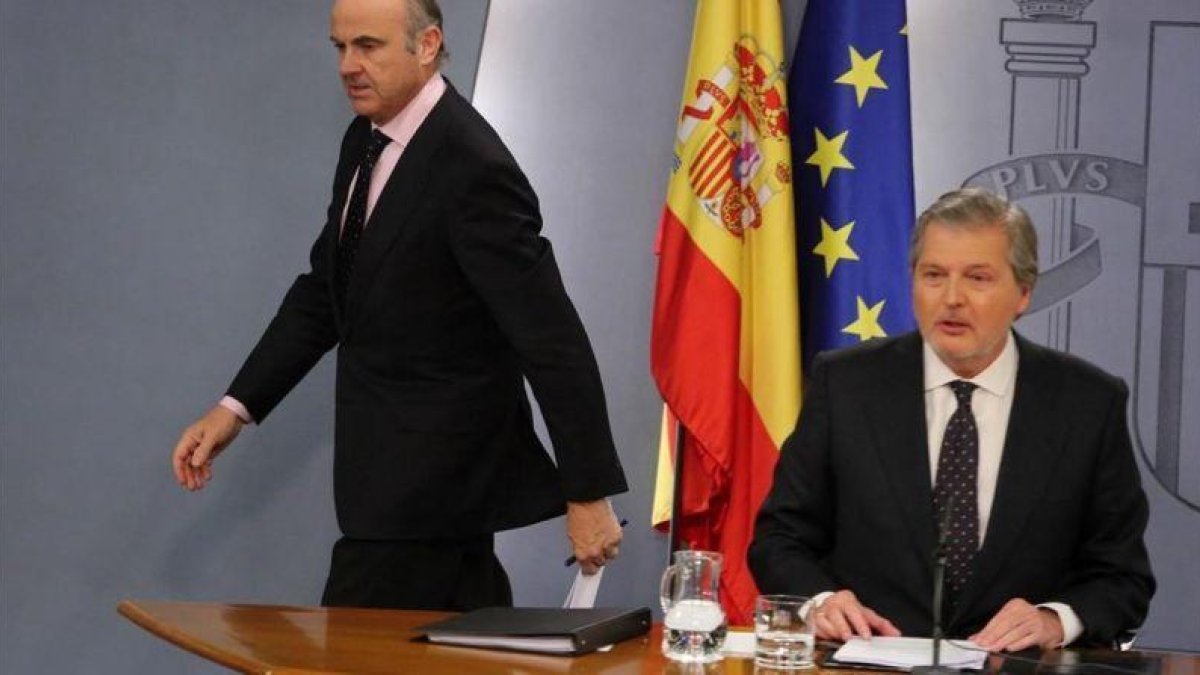 De Guindos se marcha tras su intervención en la rueda de prensa con Méndez de Vigo.-JUAN MANUEL PRATS
