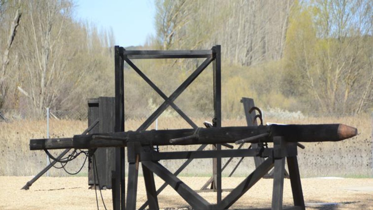Máquina de asedio que puede verse en Las Cuevas-A. Martínez
