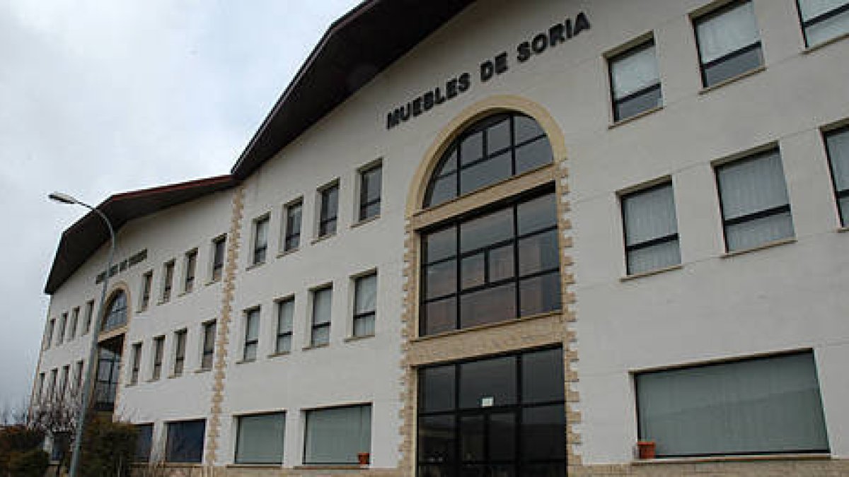 La empresa Muebles Soria, de Abejar, ya cerrada. VALENTÍN GUISANDE-