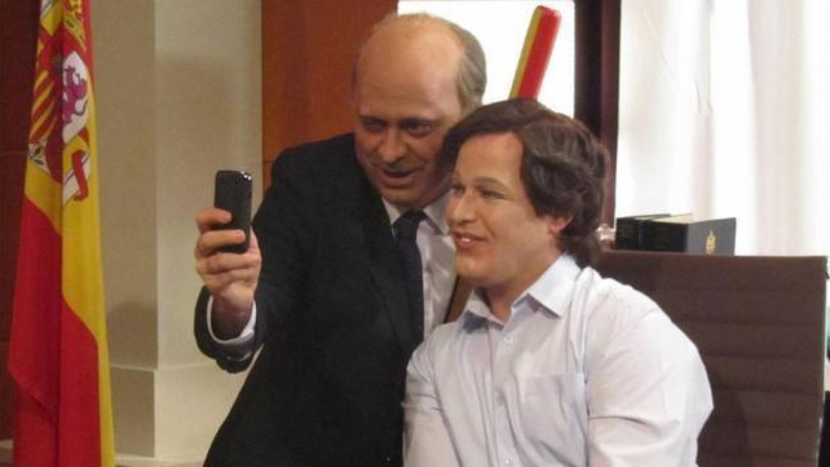 El 'selfie' del ministro Jorge Fernández Díaz (Cesc Casanovas) y el pequeño Nicolás (Ivan Labanda), en 'Polònia' (TVE-3).-