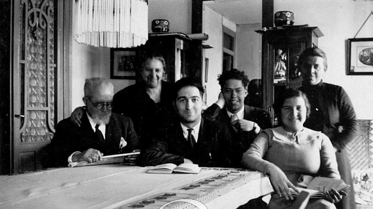 Gaya Tovar (primero por la izquierda) con su esposa e hijos en 1935.-ASRD