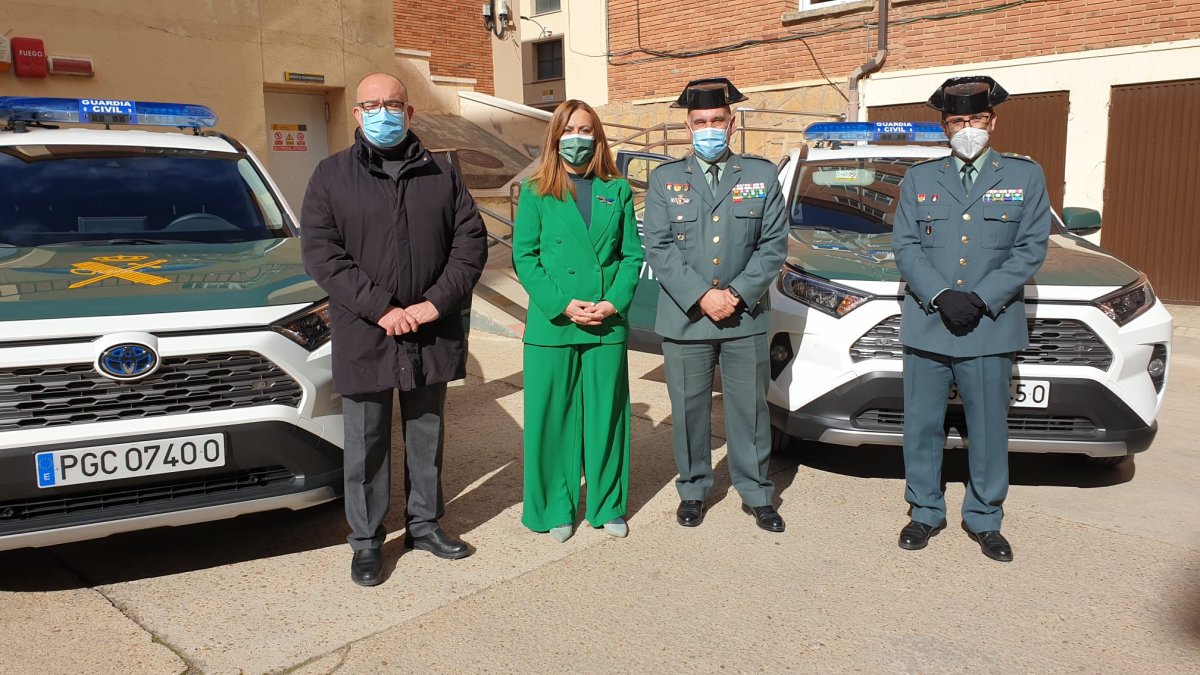 Las autoridades del Gobierno y la Guardia Civil junto a los nuevos vehículos policiales. HDS