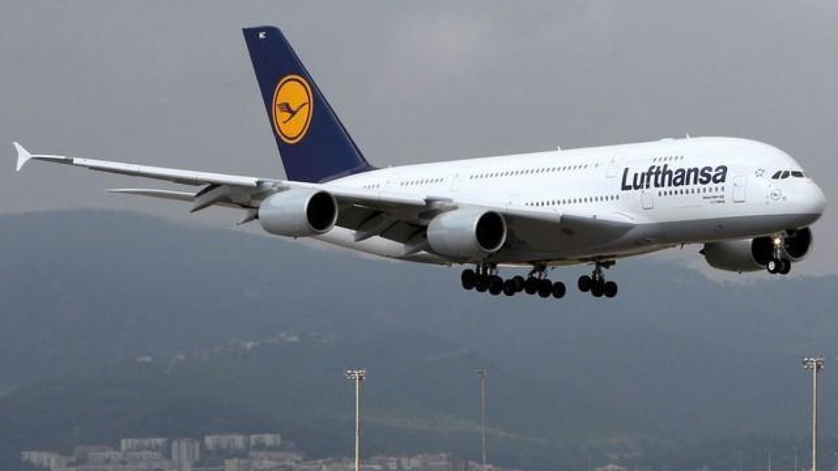 Un A-380 de Lufthansa aterriza en el aeropuerto de El Prat.-ANDREU DALMAU / EFE