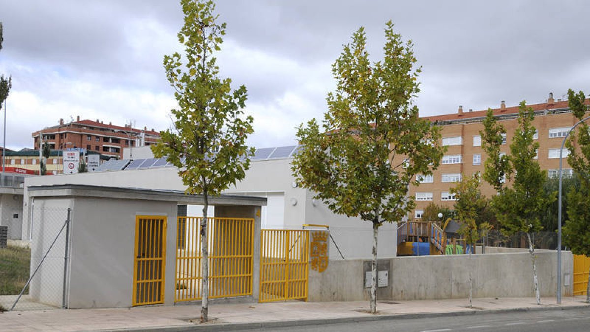 El centro infantil, situado en la calle Eduado Saavedra, abrirá sus puertas en cuento la empresa Eulen cierre el plazo de matriculación. / VALENTÍN GUISANDE-