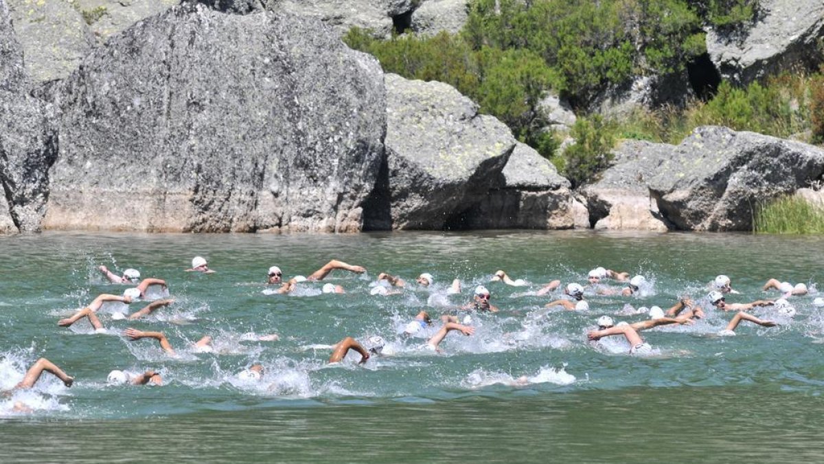 La Travesía de la Laguna Negra se celebró ayer con 300 participantes y con las victorias absolutas de los sorianos Sergio Martín y Nuria Ramírez.-Valentín Guisande